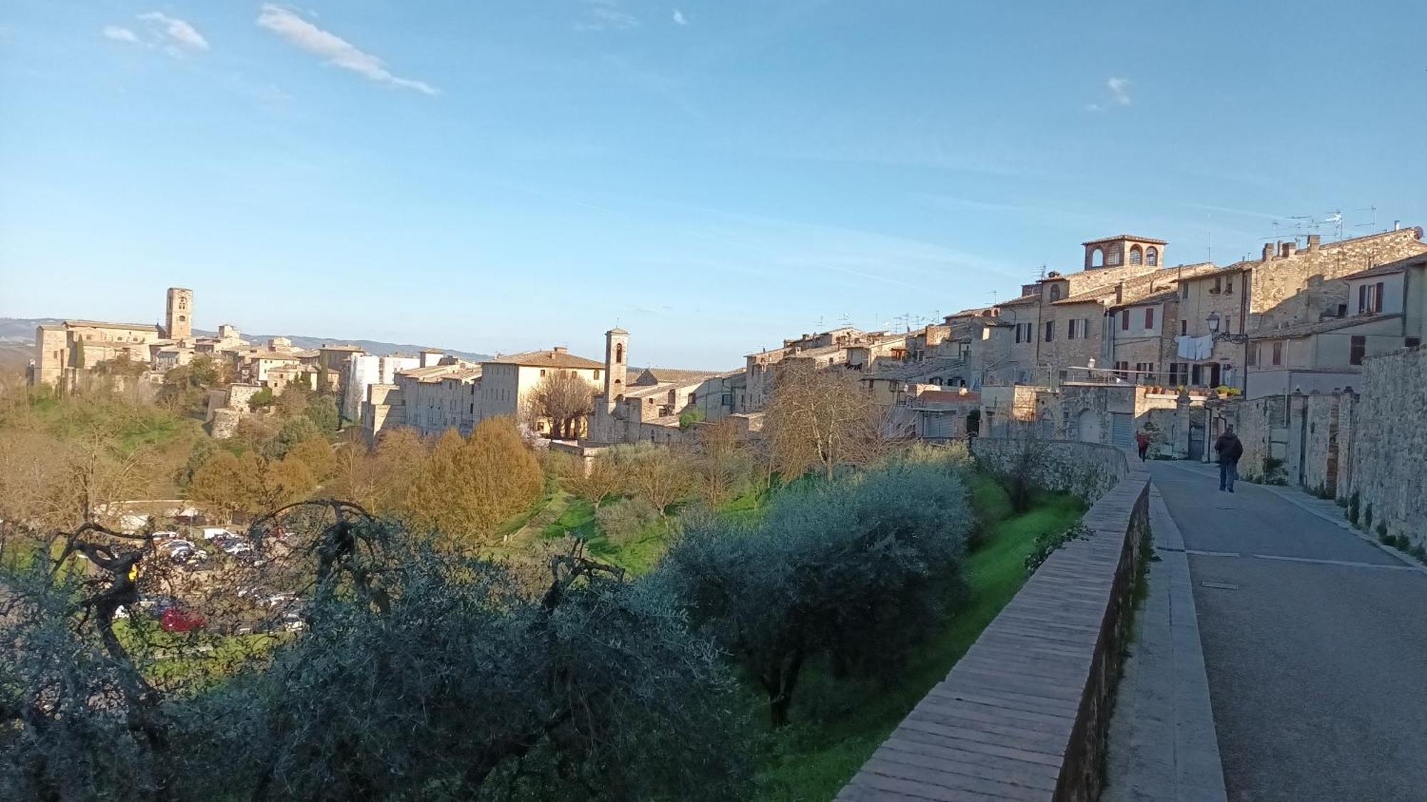 Dietro Le Mura Colle Val D'Elsa Luaran gambar